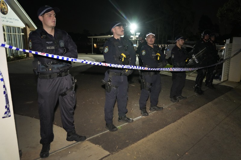 Polisi berpatroli di luar gereja Christ the Good Shepherd di pinggiran kota Wakely di barat Sydney, Australia, Selasa, 16 April 2024. Polisi Australia mengatakan serangan pisau di Sydney yang melukai seorang uskup dan seorang pendeta saat kebaktian gereja membuat jamaah yang ketakutan menonton secara online dan secara langsung, dan memicu kerusuhan adalah tindakan terorisme. (AP Photo/Mark Baker)