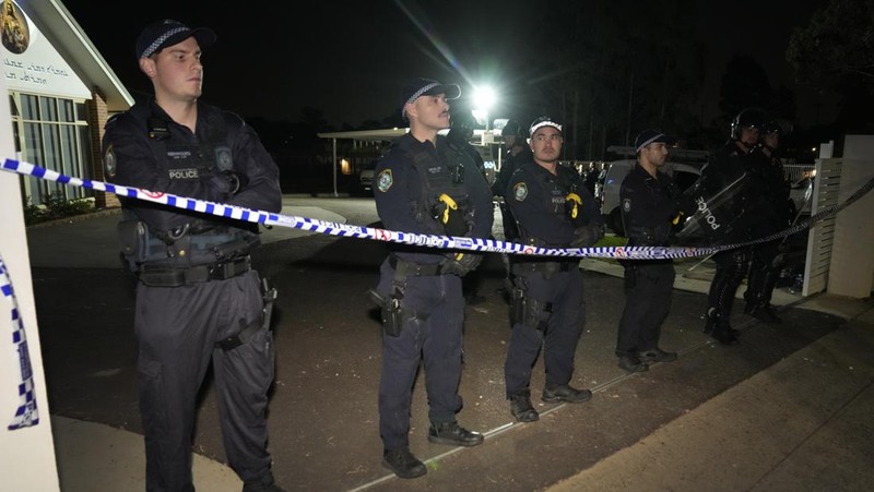 Polisi berpatroli di luar gereja Christ the Good Shepherd di pinggiran kota Wakely di barat Sydney, Australia, Selasa, 16 April 2024. Polisi Australia mengatakan serangan pisau di Sydney yang melukai seorang uskup dan seorang pendeta saat kebaktian gereja membuat jamaah yang ketakutan menonton secara online dan secara langsung, dan memicu kerusuhan adalah tindakan terorisme. (AP Photo/Mark Baker)