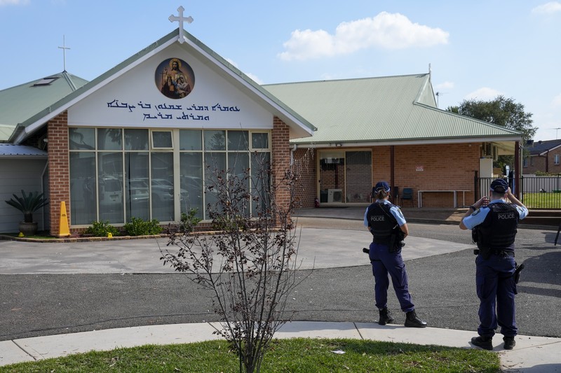 Polisi berpatroli di luar gereja Christ the Good Shepherd di pinggiran kota Wakely di barat Sydney, Australia, Selasa, 16 April 2024. Polisi berpatroli di luar gereja Christ the Good Shepherd di pinggiran kota Wakely di barat Sydney, Australia, Selasa, 16 April 2024. Polisi Australia mengatakan serangan pisau di Sydney yang melukai seorang uskup dan seorang pendeta saat kebaktian gereja membuat jamaah yang ketakutan menonton secara online dan secara langsung, dan memicu kerusuhan adalah tindakan terorisme. (AP Photo/Mark Baker)