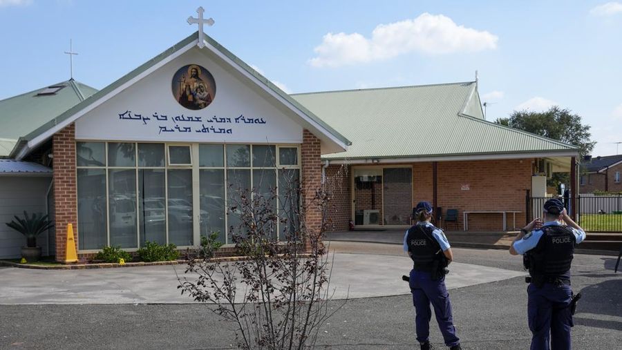 Polisi berpatroli di luar gereja Christ the Good Shepherd di pinggiran kota Wakely di barat Sydney, Australia, Selasa, 16 April 2024. Polisi Australia mengatakan serangan pisau di Sydney yang melukai seorang uskup dan seorang pendeta saat kebaktian gereja membuat jamaah yang ketakutan menonton secara online dan secara langsung, dan memicu kerusuhan adalah tindakan terorisme. (AP Photo/Mark Baker)