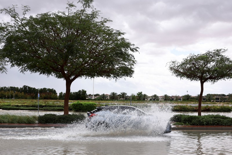 Pemandangan umum banjir akibat hujan lebat, dengan latar belakang menara Burj Khalifa, di Dubai, Uni Emirat Arab, 16 April 2024. (REUTERS/Abdelhadi Ramahi)