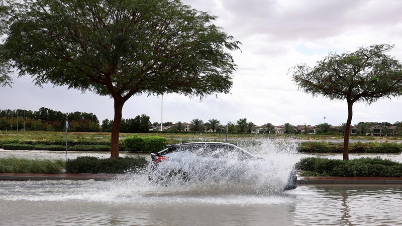 Pemandangan umum banjir akibat hujan lebat, dengan latar belakang menara Burj Khalifa, di Dubai, Uni Emirat Arab, 16 April 2024. (REUTERS/Abdelhadi Ramahi)
