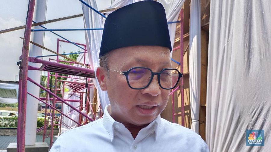 Sekjen Kemnaker Anwar Sanusi saat ditemui di Kantor Kemnaker Jakarta, Selasa (16/4/2024). (CNBC Indonesia/Martyasari Rizky).