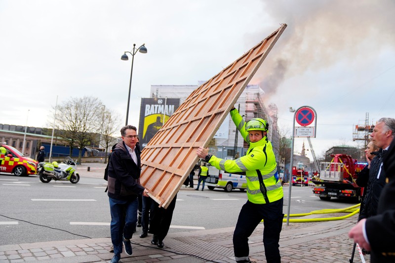 Api dan asap mengepul dari Bursa Efek Lama, Boersen, di Kopenhagen, Denmark, Selasa, 16 April 2024. (Ida Marie Odgaard/Ritzau Scanpix via AP)
