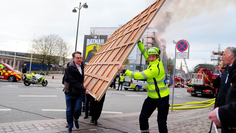 Api dan asap mengepul dari Bursa Efek Lama, Boersen, di Kopenhagen, Denmark, Selasa, 16 April 2024. (Ida Marie Odgaard/Ritzau Scanpix via AP)