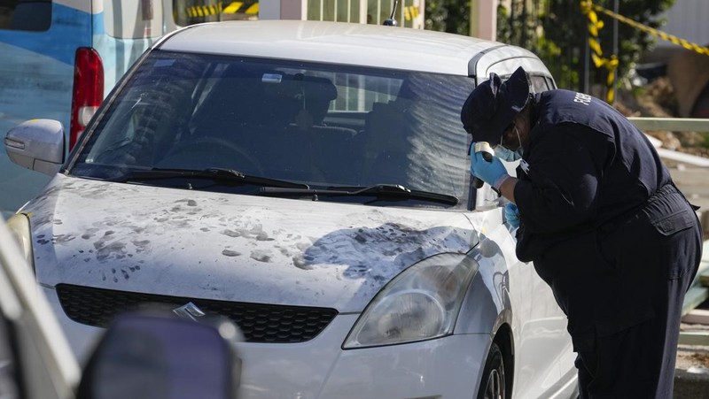 Polisi berpatroli di luar gereja Christ the Good Shepherd di pinggiran kota Wakely di barat Sydney, Australia, Selasa, 16 April 2024. Polisi Australia mengatakan serangan pisau di Sydney yang melukai seorang uskup dan seorang pendeta saat kebaktian gereja membuat jamaah yang ketakutan menonton secara online dan secara langsung, dan memicu kerusuhan adalah tindakan terorisme. (AP Photo/Mark Baker)