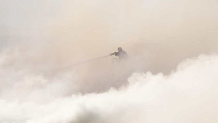 Api dan asap mengepul dari Bursa Efek Lama, Boersen, di Kopenhagen, Denmark, Selasa, 16 April 2024. (Ida Marie Odgaard/Ritzau Scanpix via AP)