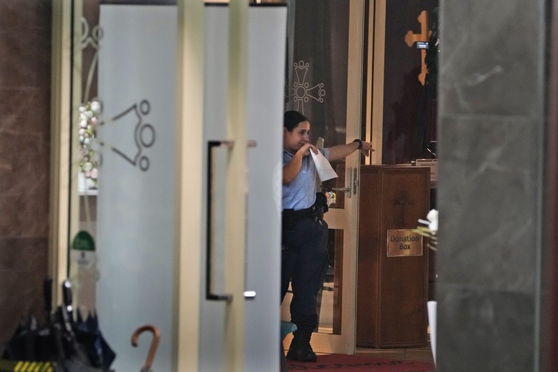 Polisi berpatroli di luar gereja Christ the Good Shepherd di pinggiran kota Wakely di barat Sydney, Australia, Selasa, 16 April 2024. Polisi berpatroli di luar gereja Christ the Good Shepherd di pinggiran kota Wakely di barat Sydney, Australia, Selasa, 16 April 2024. Polisi Australia mengatakan serangan pisau di Sydney yang melukai seorang uskup dan seorang pendeta saat kebaktian gereja membuat jamaah yang ketakutan menonton secara online dan secara langsung, dan memicu kerusuhan adalah tindakan terorisme. (AP Photo/Mark Baker)