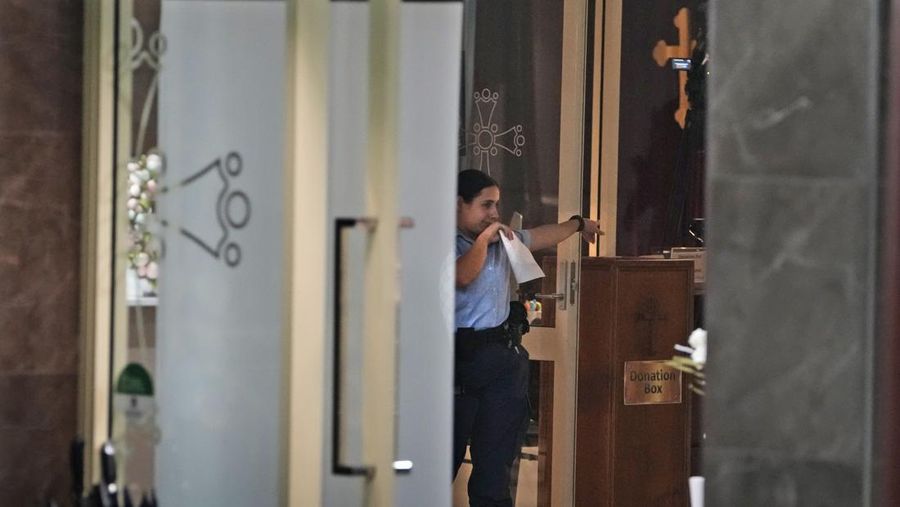 Polisi berpatroli di luar gereja Christ the Good Shepherd di pinggiran kota Wakely di barat Sydney, Australia, Selasa, 16 April 2024. Polisi Australia mengatakan serangan pisau di Sydney yang melukai seorang uskup dan seorang pendeta saat kebaktian gereja membuat jamaah yang ketakutan menonton secara online dan secara langsung, dan memicu kerusuhan adalah tindakan terorisme. (AP Photo/Mark Baker)