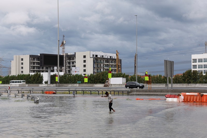Pemandangan umum banjir akibat hujan lebat, dengan latar belakang menara Burj Khalifa, di Dubai, Uni Emirat Arab, 16 April 2024. Pemandangan umum banjir akibat hujan lebat, dengan latar belakang menara Burj Khalifa, di Dubai, Uni Emirat Arab, 16 April 2024. (REUTERS/Abdelhadi Ramahi)