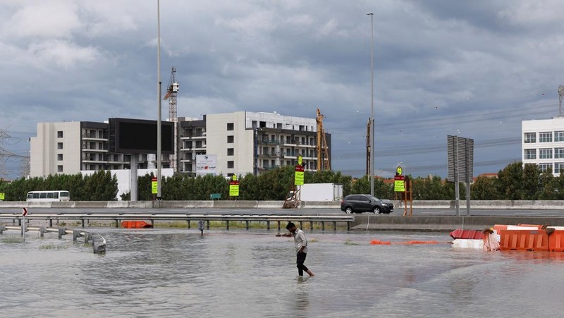 Pemandangan umum banjir akibat hujan lebat, dengan latar belakang menara Burj Khalifa, di Dubai, Uni Emirat Arab, 16 April 2024. (REUTERS/Abdelhadi Ramahi)