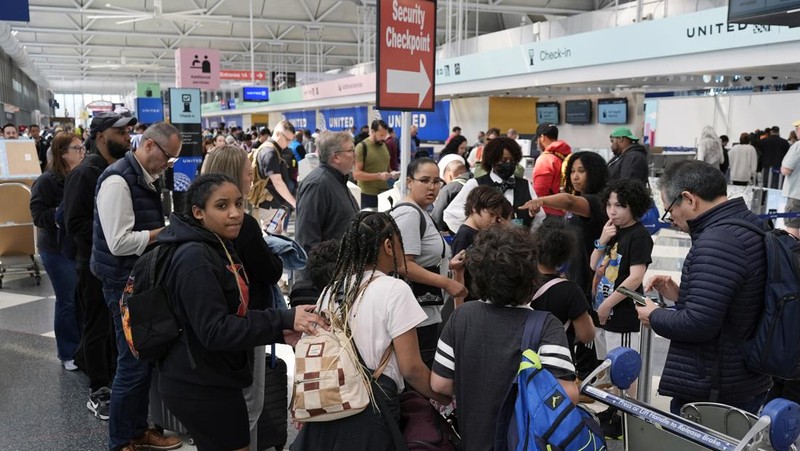 Suasana Bandara Internasional O'Hare di Chicago, Senin (15/4/2024). (AP Photo/Nam Y. Huh)