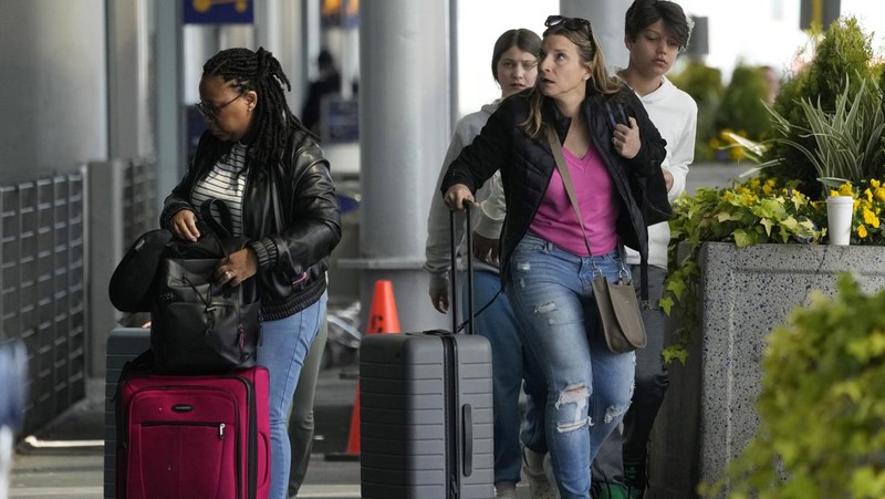Suasana Bandara Internasional O'Hare di Chicago, Senin (15/4/2024). (AP Photo/Nam Y. Huh)