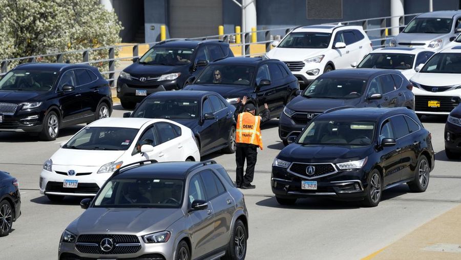 Suasana Bandara Internasional O'Hare di Chicago, Senin (15/4/2024). (AP Photo/Nam Y. Huh)
