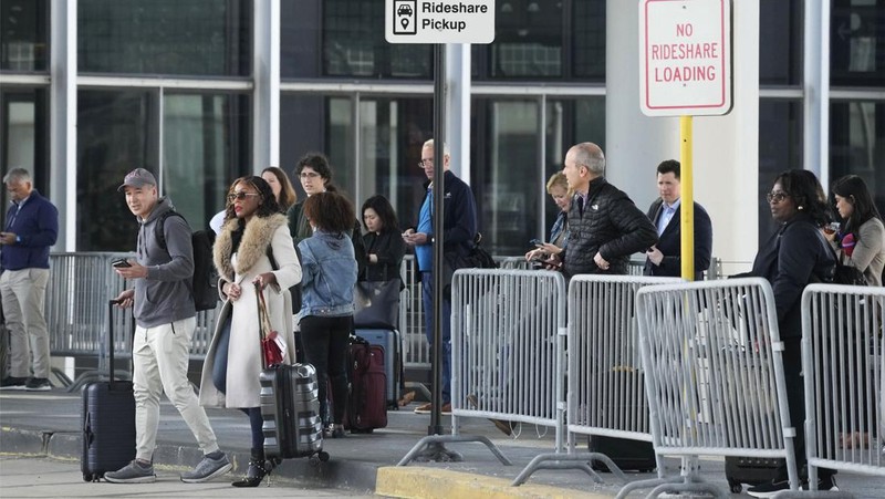 Suasana Bandara Internasional O'Hare di Chicago, Senin (15/4/2024). (AP Photo/Nam Y. Huh)