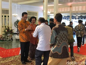 Open House di Kepatihan Jogja, Sultan HB X Salami Ribuan Warga
