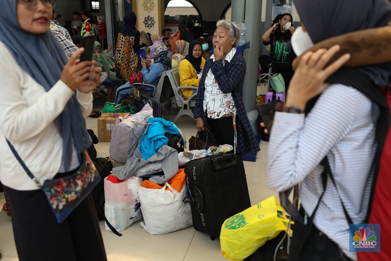 Suasana pada H+6 Lebaran di Stasiun Pasar Senen, Jakarta, Selasa (16/4/2024). (CNBC Indonesia/Tri Susilo)