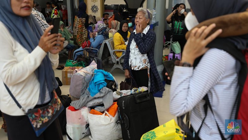 Suasana pada H+6 Lebaran di Stasiun Pasar Senen, Jakarta, Selasa (16/4/2024). (CNBC Indonesia/Tri Susilo)