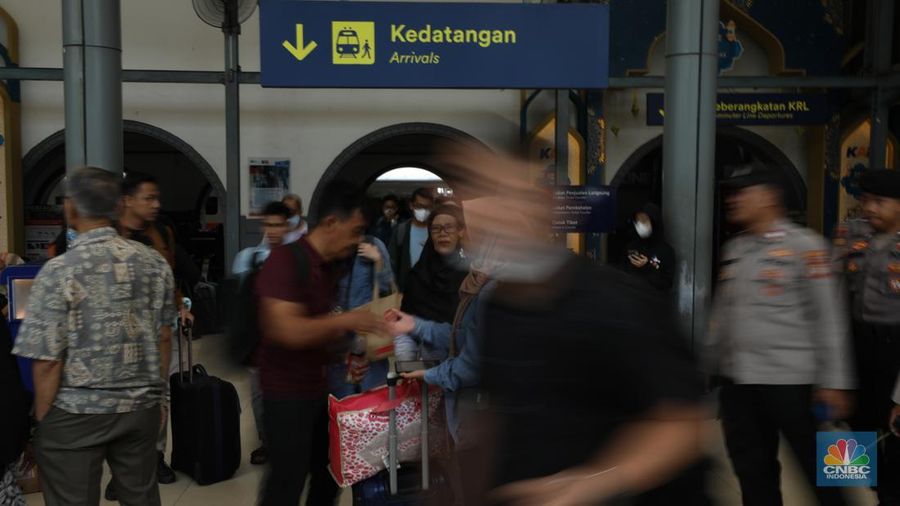 Suasana pada H+6 Lebaran di Stasiun Pasar Senen, Jakarta, Selasa (16/4/2024). (CNBC Indonesia/Tri Susilo)