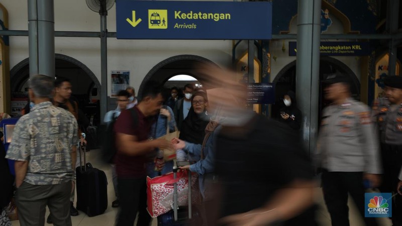 Suasana pada H+6 Lebaran di Stasiun Pasar Senen, Jakarta, Selasa (16/4/2024). (CNBC Indonesia/Tri Susilo)