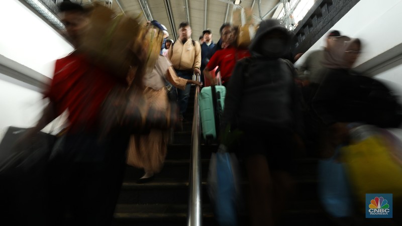 Suasana pada H+6 Lebaran di Stasiun Pasar Senen, Jakarta, Selasa (16/4/2024). (CNBC Indonesia/Tri Susilo)