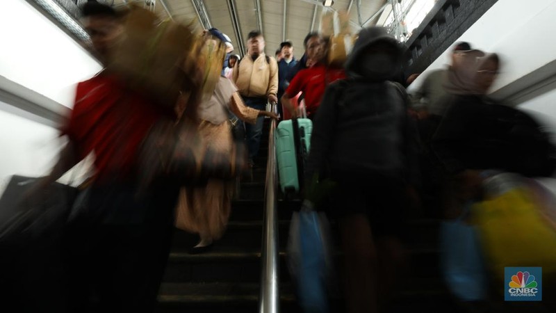 Suasana pada H+6 Lebaran di Stasiun Pasar Senen, Jakarta, Selasa (16/4/2024). (CNBC Indonesia/Tri Susilo)