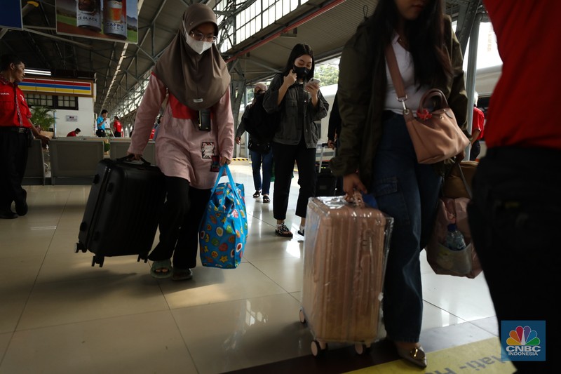 Suasana pada H+6 Lebaran di Stasiun Pasar Senen, Jakarta, Selasa (16/4/2024). (CNBC Indonesia/Tri Susilo)