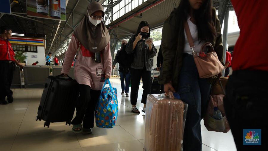 Suasana pada H+6 Lebaran di Stasiun Pasar Senen, Jakarta, Selasa (16/4/2024). (CNBC Indonesia/Tri Susilo)