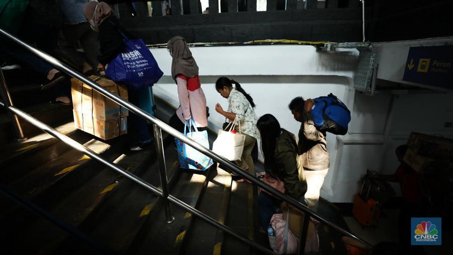Suasana pada H+6 Lebaran di Stasiun Pasar Senen, Jakarta, Selasa (16/4/2024). (CNBC Indonesia/Tri Susilo)