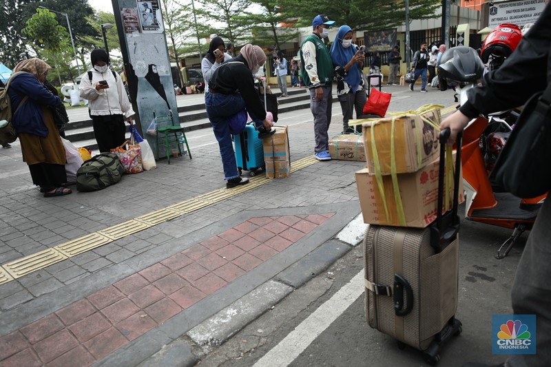 Suasana pada H+6 Lebaran di Stasiun Pasar Senen, Jakarta, Selasa (16/4/2024). (CNBC Indonesia/Tri Susilo)
