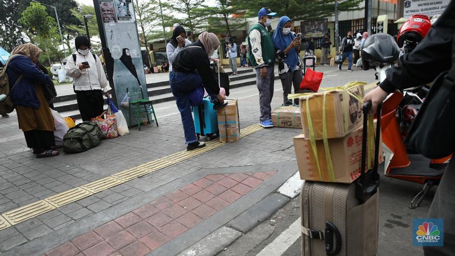 Suasana pada H+6 Lebaran di Stasiun Pasar Senen, Jakarta, Selasa (16/4/2024). (CNBC Indonesia/Tri Susilo)