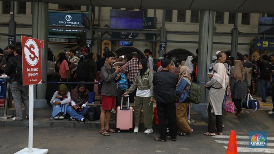 Suasana pada H+6 Lebaran di Stasiun Pasar Senen, Jakarta, Selasa (16/4/2024). (²©²ÊÍøÕ¾/Tri Susilo)