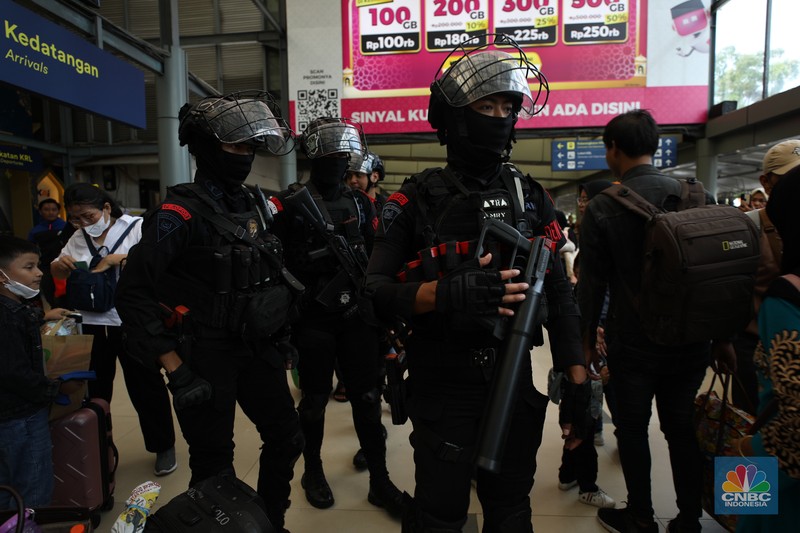 Suasana pada H+6 Lebaran di Stasiun Pasar Senen, Jakarta, Selasa (16/4/2024). (CNBC Indonesia/Tri Susilo)