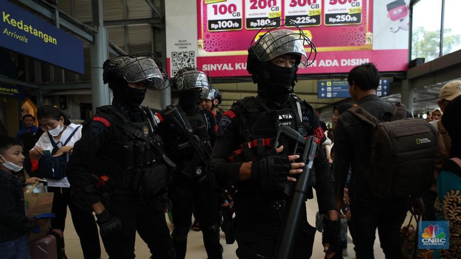 Suasana pada H+6 Lebaran di Stasiun Pasar Senen, Jakarta, Selasa (16/4/2024). (CNBC Indonesia/Tri Susilo)
