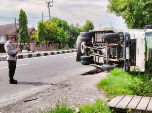Truk Angkut 10 Ton Gabah Terguling Usai Tabrak Trotoar di Maros