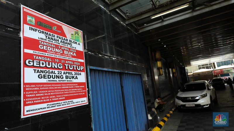 Warga melintas di depan Pasar Tanah Abang Blok A yang tutup di Jakarta, Selasa (16/4/2024). (CNBC Indonesia/Tri Susilo)