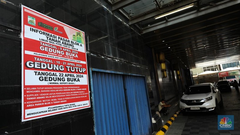 Warga melintas di depan Pasar Tanah Abang Blok A yang tutup di Jakarta, Selasa (16/4/2024). (CNBC Indonesia/Tri Susilo)