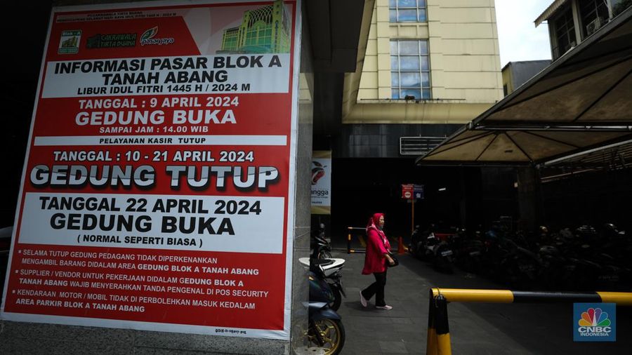 Warga melintas di depan Pasar Tanah Abang Blok A yang tutup di Jakarta, Selasa (16/4/2024). (CNBC Indonesia/Tri Susilo)