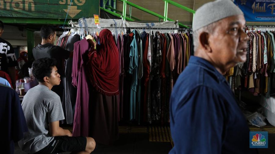 Warga melintas di depan Pasar Tanah Abang Blok A yang tutup di Jakarta, Selasa (16/4/2024). (CNBC Indonesia/Tri Susilo)