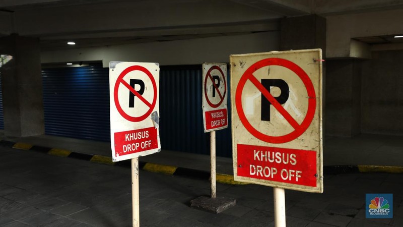 Warga melintas di depan Pasar Tanah Abang Blok A yang tutup di Jakarta, Selasa (16/4/2024). (CNBC Indonesia/Tri Susilo)