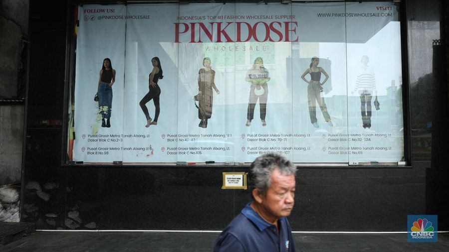 Warga melintas di depan Pasar Tanah Abang Blok A yang tutup di Jakarta, Selasa (16/4/2024). (CNBC Indonesia/Tri Susilo)