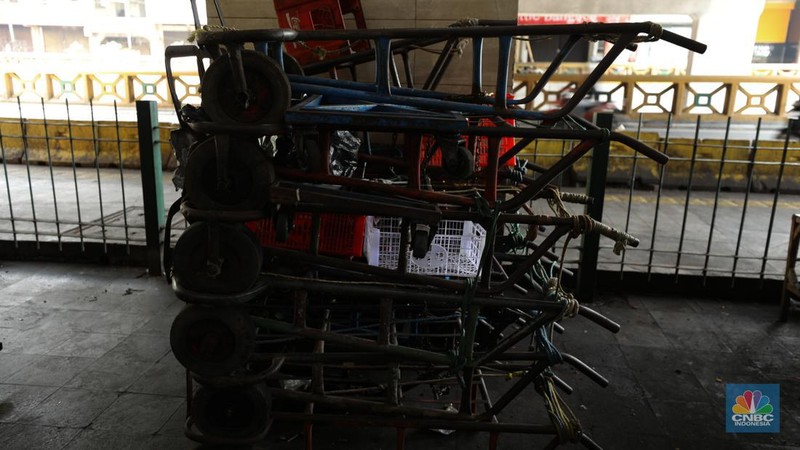 Warga melintas di depan Pasar Tanah Abang Blok A yang tutup di Jakarta, Selasa (16/4/2024). (CNBC Indonesia/Tri Susilo)