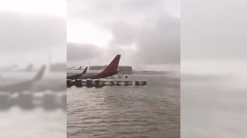 Bandara Internasional Dubai diterjang banjir akibat hujan badai yang melanda negara tersebut, Selasa (16/4/2024). Bandara Internasional Dubai diterjang banjir akibat hujan badai yang melanda negara tersebut, Selasa (16/4/2024). (Tangkapan Layar Video X @robbystarbuck)
