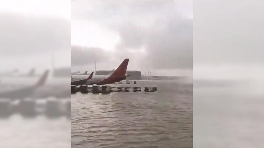 Bandara Internasional Dubai diterjang banjir akibat hujan badai yang melanda negara tersebut, Selasa (16/4/2024). (Tangkapan Layar Video X @robbystarbuck)