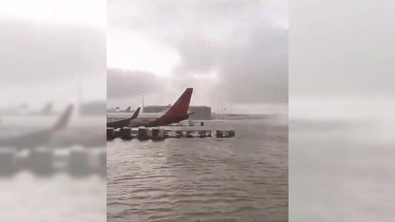 Bandara Internasional Dubai diterjang banjir akibat hujan badai yang melanda negara tersebut, Selasa (16/4/2024). (Tangkapan Layar Video X @robbystarbuck)