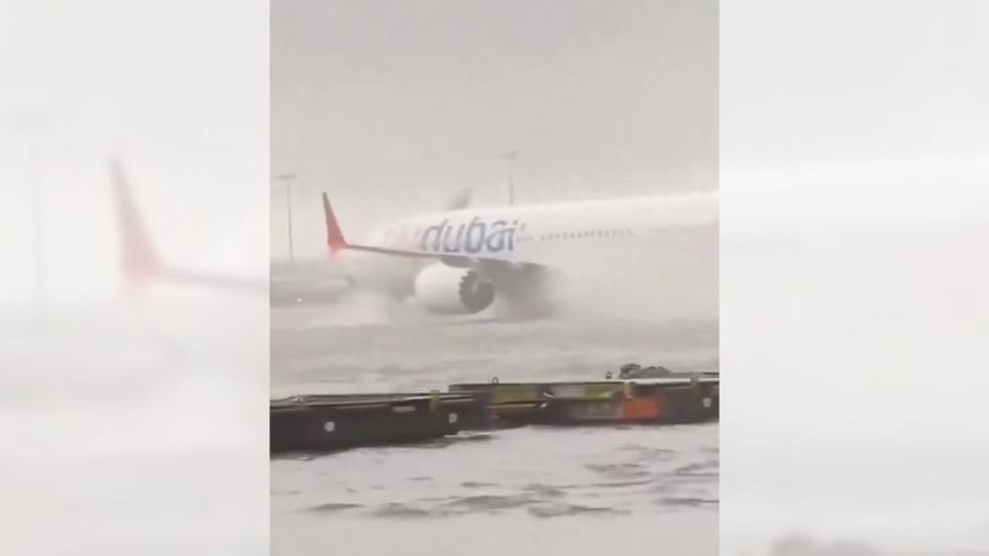 Bandara Internasional Dubai diterjang banjir akibat hujan badai yang melanda negara tersebut, Selasa (16/4/2024). (Tangkapan Layar Video X @robbystarbuck)