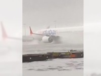 Penerbangan Kacau! Bandara Dubai Lumpuh Direndam Banjir, Ini Potretnya