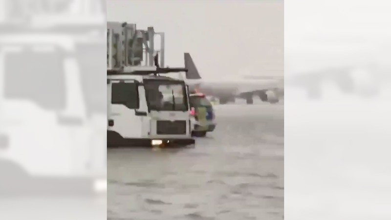 Bandara Internasional Dubai diterjang banjir akibat hujan badai yang melanda negara tersebut, Selasa (16/4/2024). Bandara Internasional Dubai diterjang banjir akibat hujan badai yang melanda negara tersebut, Selasa (16/4/2024). (Tangkapan Layar Video X @robbystarbuck)