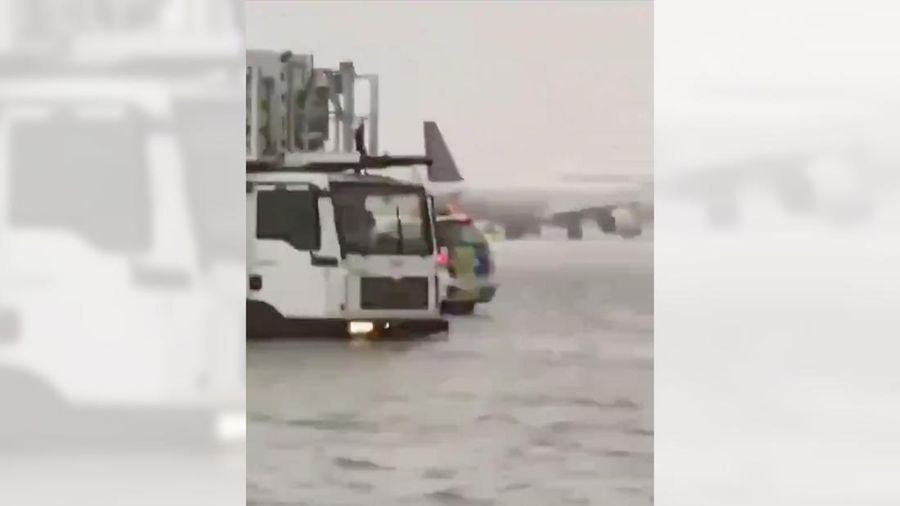 Bandara Internasional Dubai diterjang banjir akibat hujan badai yang melanda negara tersebut, Selasa (16/4/2024). (Tangkapan Layar Video X @robbystarbuck)