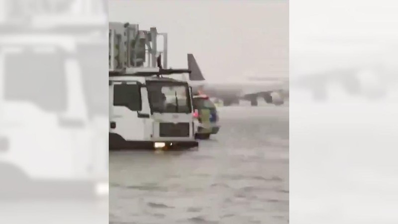 Bandara Internasional Dubai diterjang banjir akibat hujan badai yang melanda negara tersebut, Selasa (16/4/2024). (Tangkapan Layar Video X @robbystarbuck)